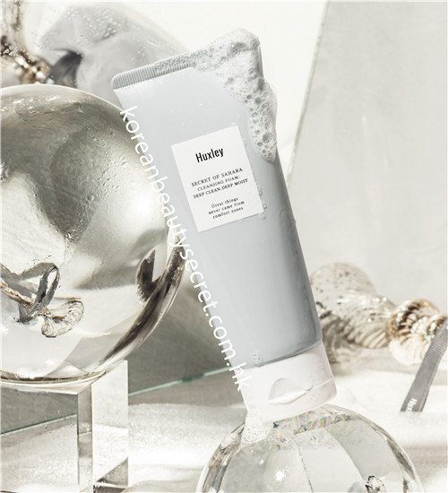 huxley cleansing foam ; deep clean, deep moist